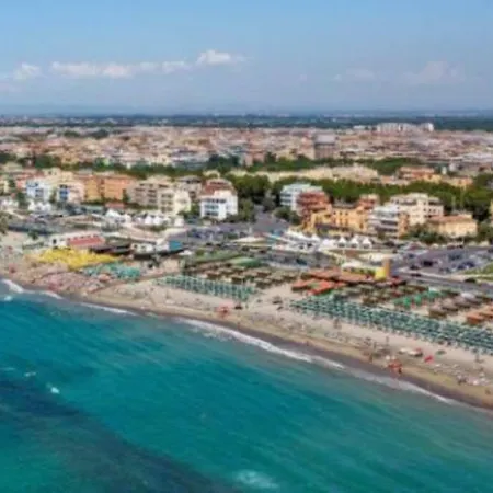 Piazza Anco Marzio Fronte Mare Casa Con Giardino *