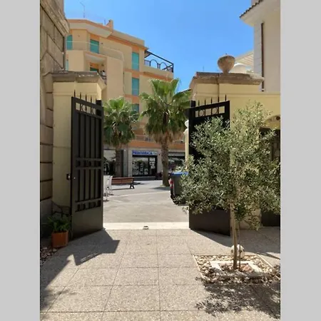 Piazza Anco Marzio Fronte Mare Casa Con Giardino *